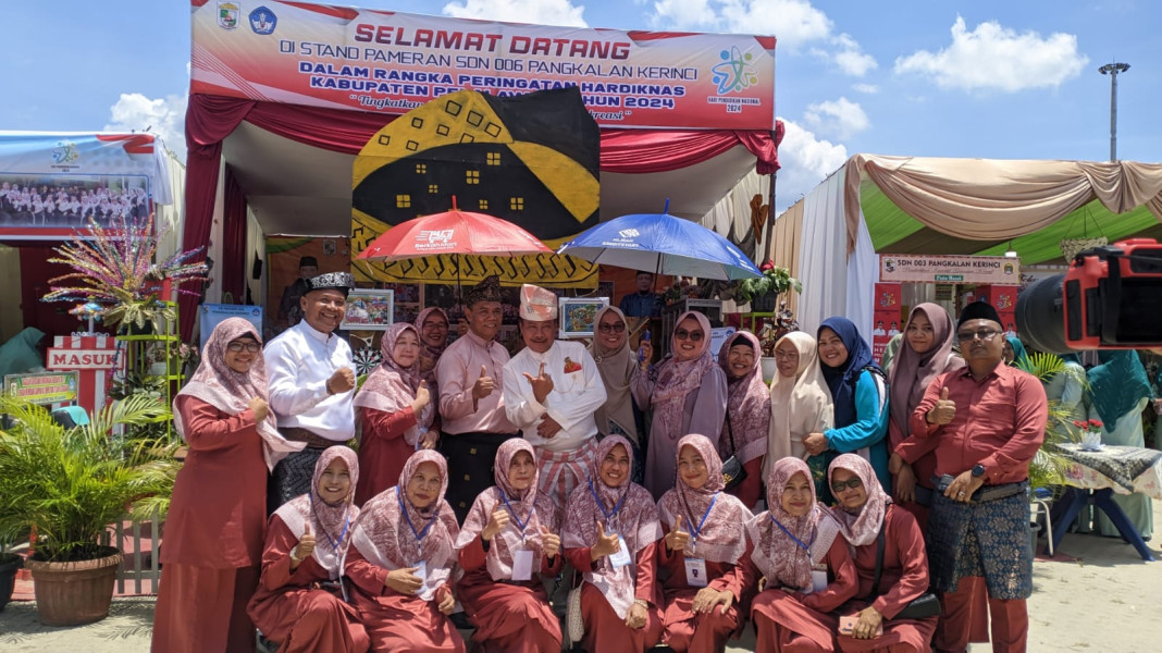 Meriahkan HUT Hardiknas, Kadisdikbud Pelalawan Tinjau Stand Pameran SDN 006 Pangkalan Kerinci