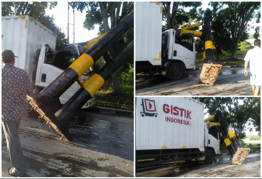 Portal KM 55 Pangkalan Kerinci Roboh Dihantam Truk Ekspedisi