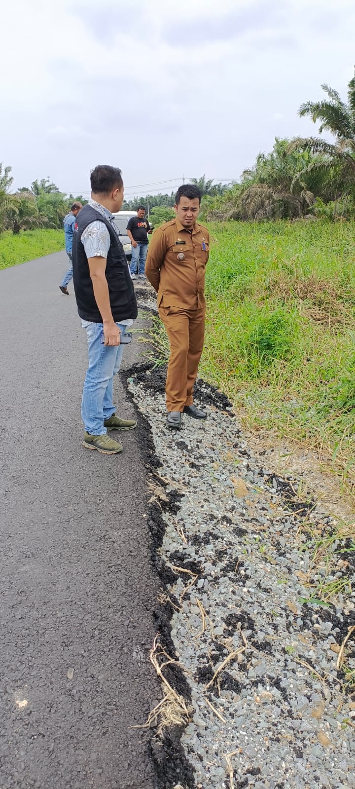 Lurah Kerinci Timur Ridho Afalda Tinjau Lokasi Jalan Aspal Rusak yang Dikeluhkan Warga