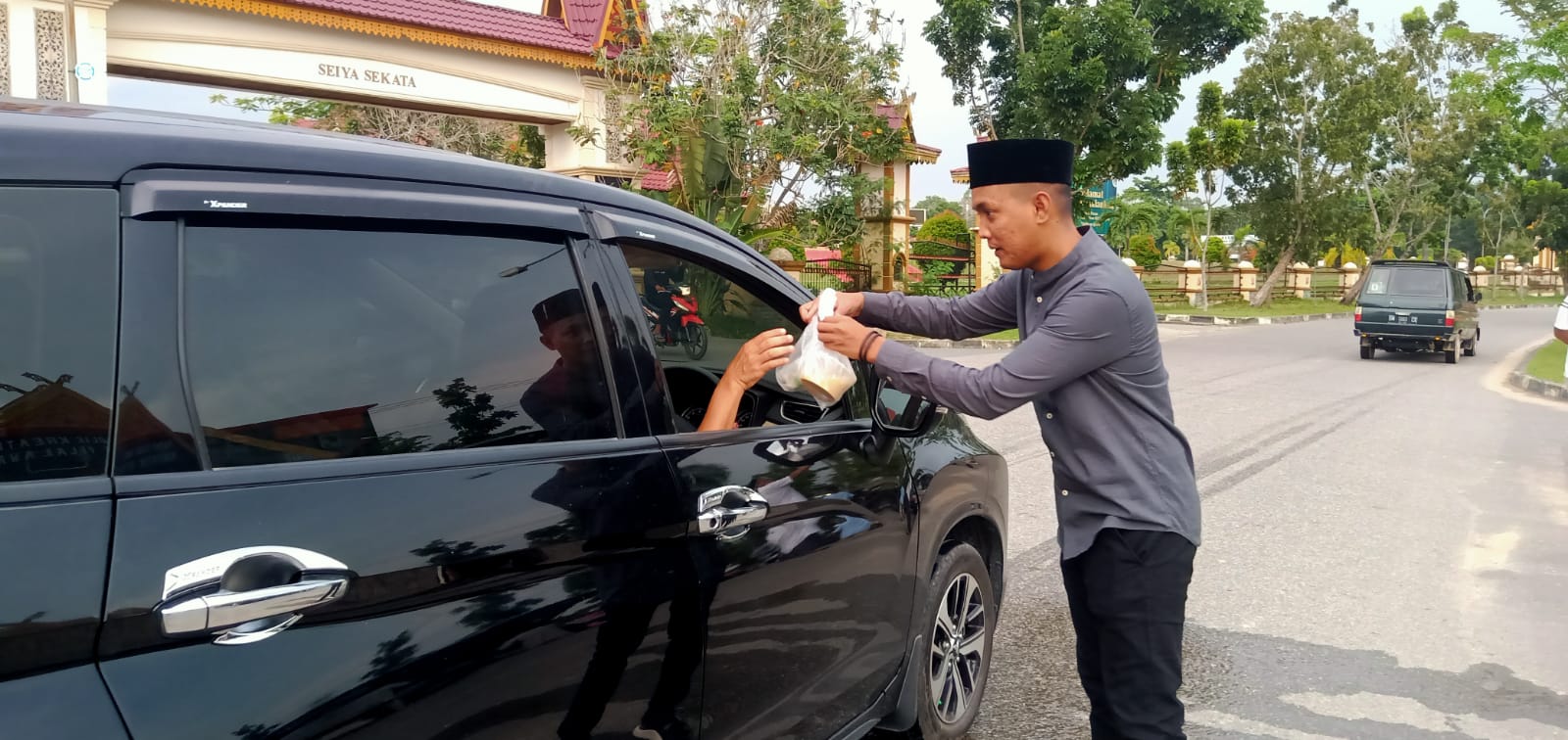 BPC HIPMI Pelalawan Bagikan Ratusan Takjil Gratis dan Gelar Buka Bersama