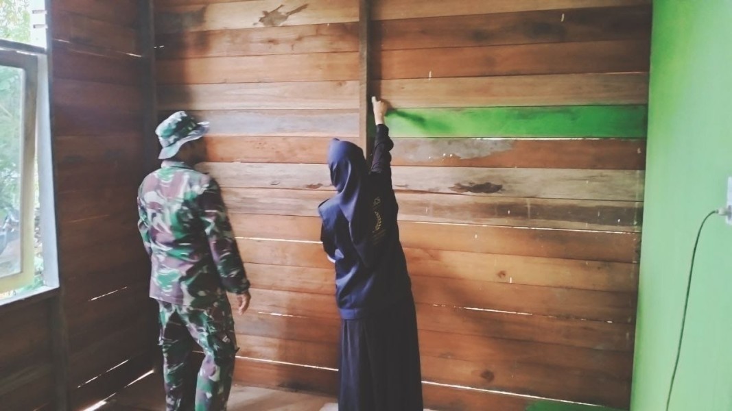 Satgas TMMD ke-129 Kodim 0313/KPR Bersama Mahasiswa UNRI Poles Rumah Ded