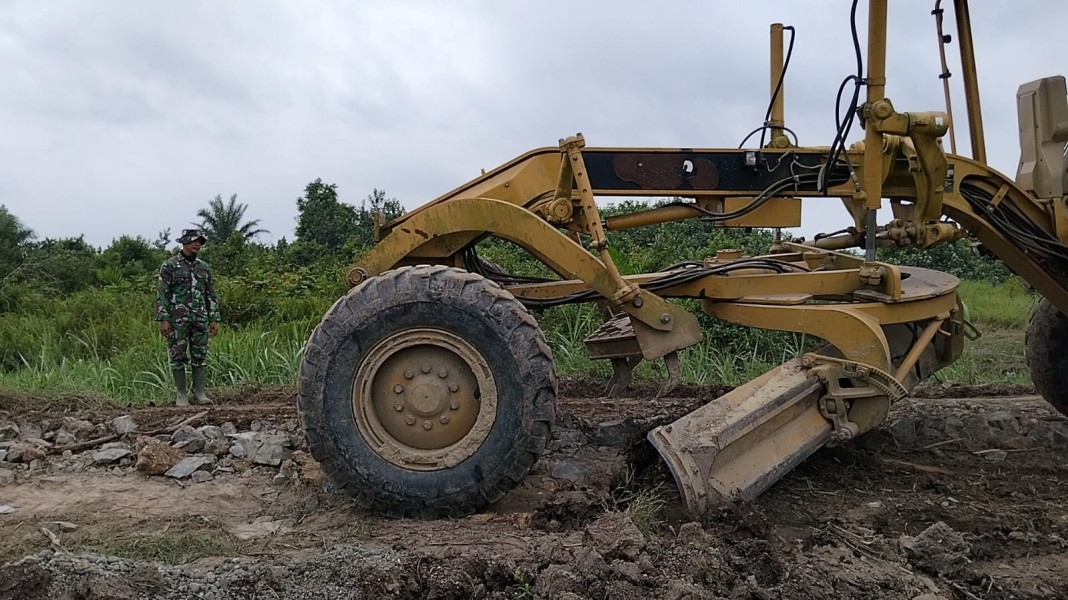 Satgas Kodim 0313/KPR Kerahkan 7 Unit Dump Truck Ratakan Batu Pecah
