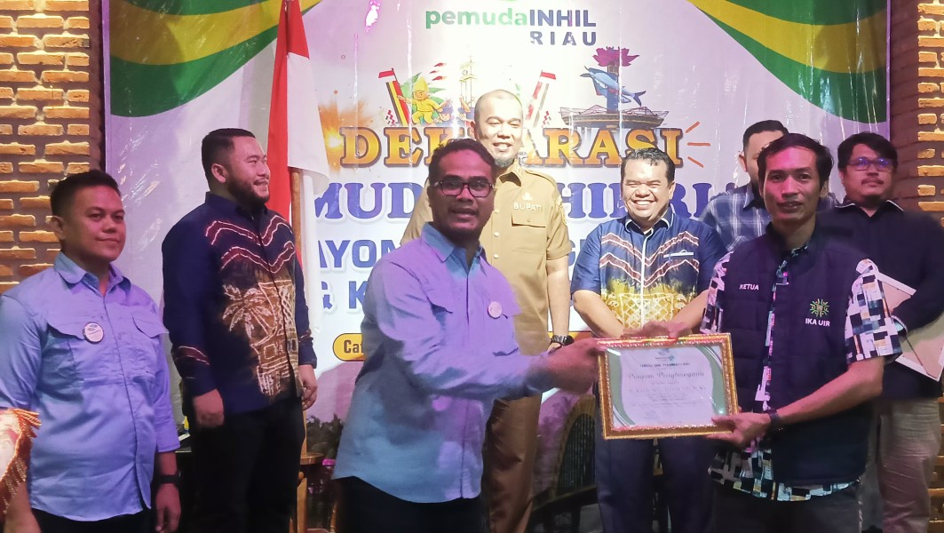 Doktor Ragil Ibnu Hajar Terima Penghargaan Tokoh Pemuda Berpengaruh Riau Tahun 2025