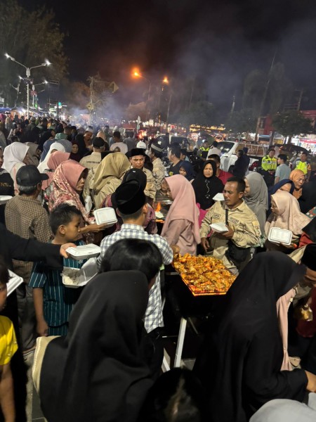 1,5 Ton Ayam Bakar Dibagikan Gratis, Ribuan Warga Padati Taman Bola Pangkalan Kerinci Sambut Tahun Baru