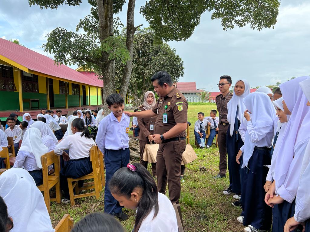 Jaksa Masuk Sekolah, Kejari Pelalawan Paparkan Materi ke Siswa SMPN 1 Teluk Meranti