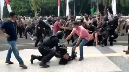 Polisi Banting Pengunjukrasa