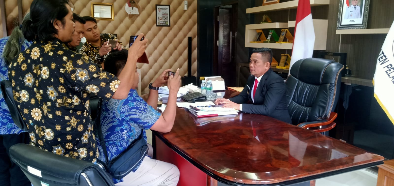 H Zukri Terima Penghargaan, Wartawan Senior: Beliau Sosok Bupati Mendukung Keterbukaan Informasi