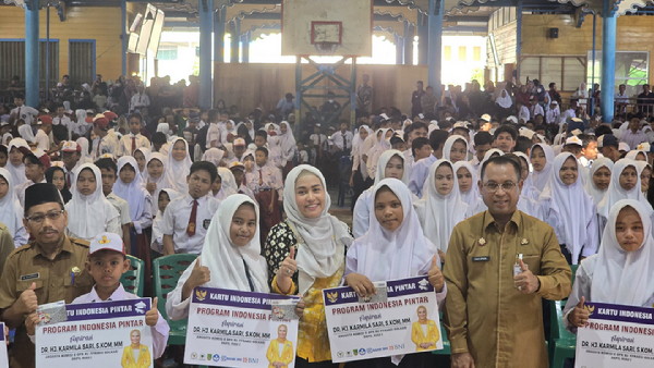 Dewan RI Karmila Sari Salurkan 12.000 Beasiswa PIP untuk Siswa di Rokan Hilir
