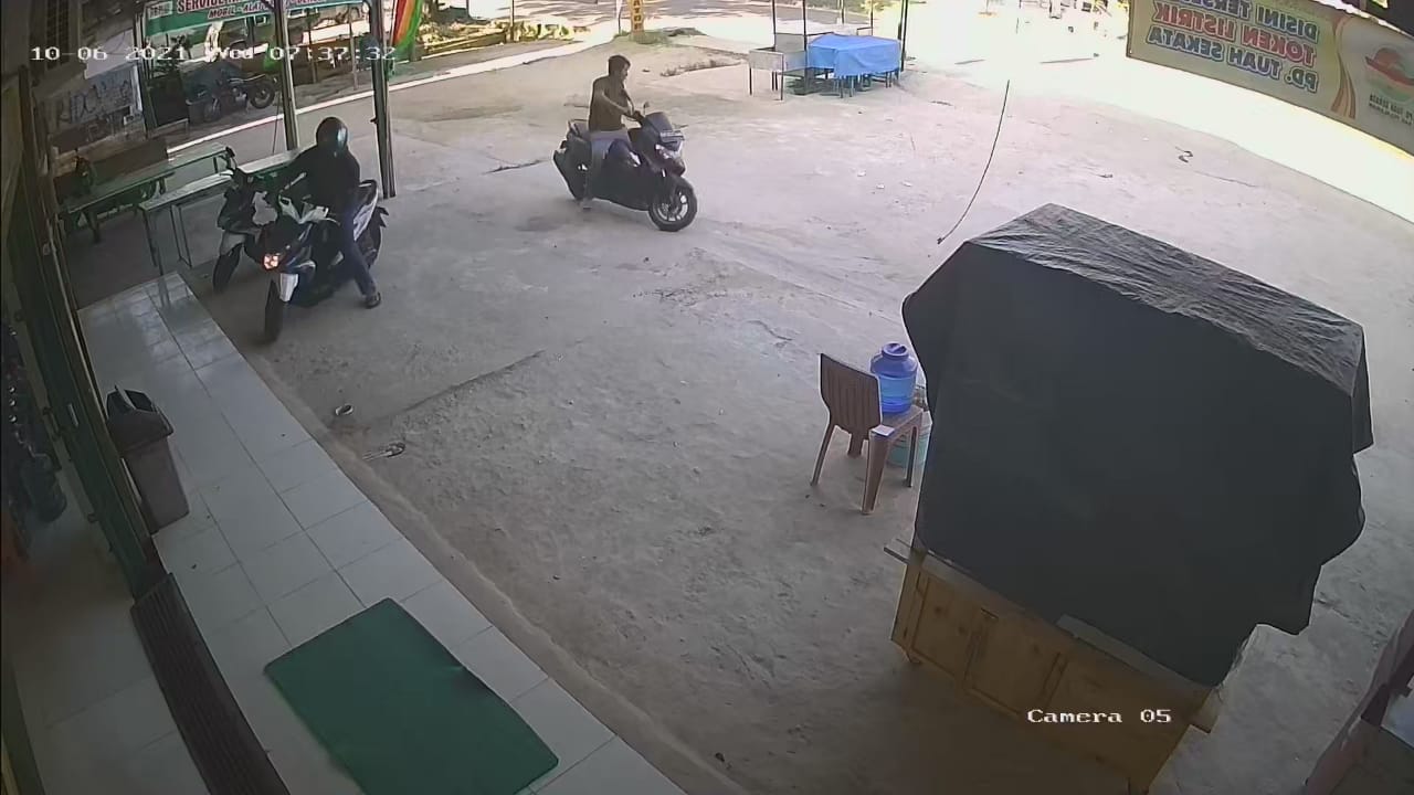Pencuri Sepeda Motor di Mini Market Bazmart Pelalawan Terekam CCTV