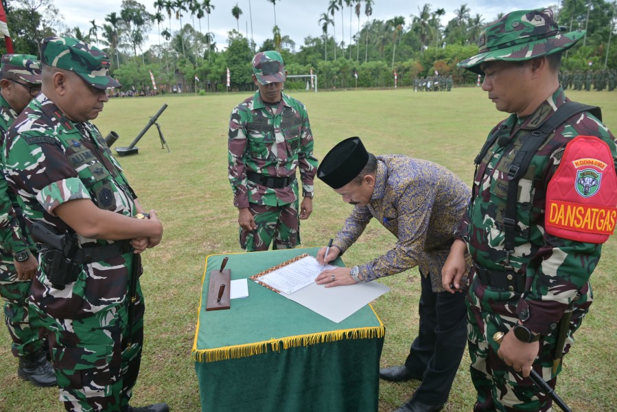 Dansatgas  Bersama Bupati Tanda Tangani Naskah Serah Terima Pelaksanaan TMMD ke-129 Kodim 0102/Pidie