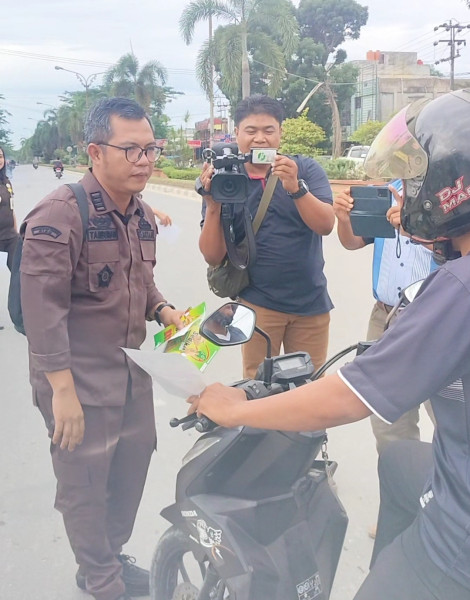 Kejari Pelalawan Bagikan Brosur dan Stiker Anti Korupsi Ke Pengguna Jalan