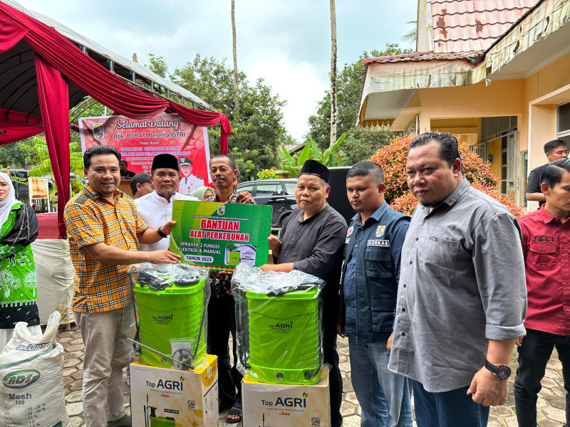 Bupati H. Zukri dan Anggota DPRD Pelalawan Serahkan Bantuan Pupuk Gratis dan Alat Perkebunan