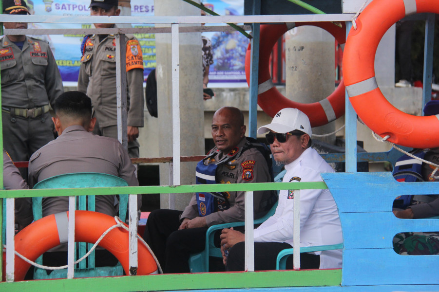 Bupati H Zukri SM Dampingi Wakapolda Riau Tinjau Banjir di Pelalawan