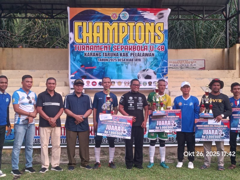 Bupati Pelalawan H. Zukri Resmi Tutup Turnamen U-40 Karang Taruna Desa Kiyap Jaya