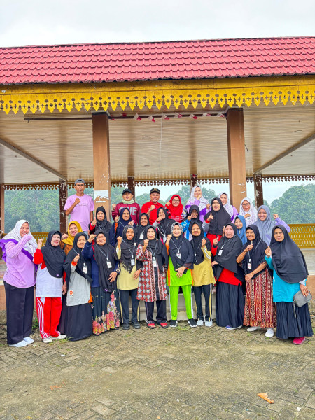 Camat Maskandar S.Pt Apresiasi Sekolah Lansia Kelurahan Langgam, Ini Harapannya