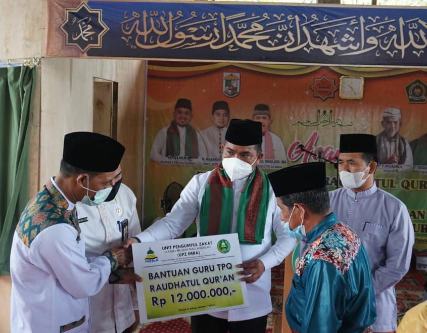 Dihadiri Bupati Pelalawan, Ketua UPZ IMRA PT RAPP Serahkan Bantuan Guru TPQ Raudhatul Qur'an