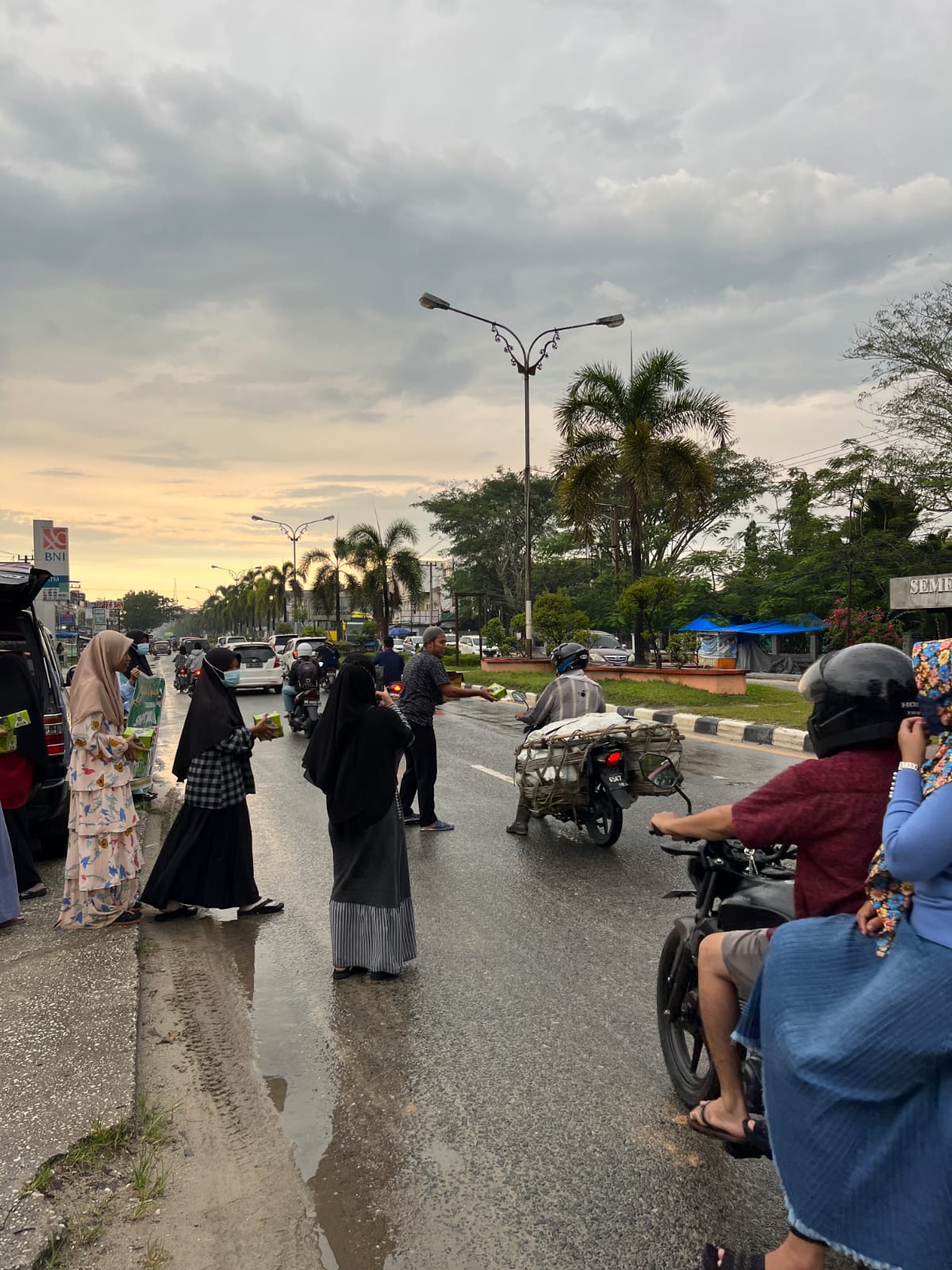 Siswa SMP-IT Darul Fikri Bagi-bagi Takjil ke Pengguna Jalan