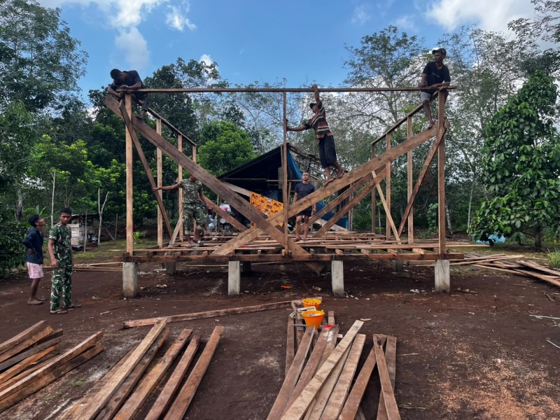 Satgas TMMD Ke-129 Kodim 0313/KPR Geber Pembangunan Rumah Diasan di Parit Baru