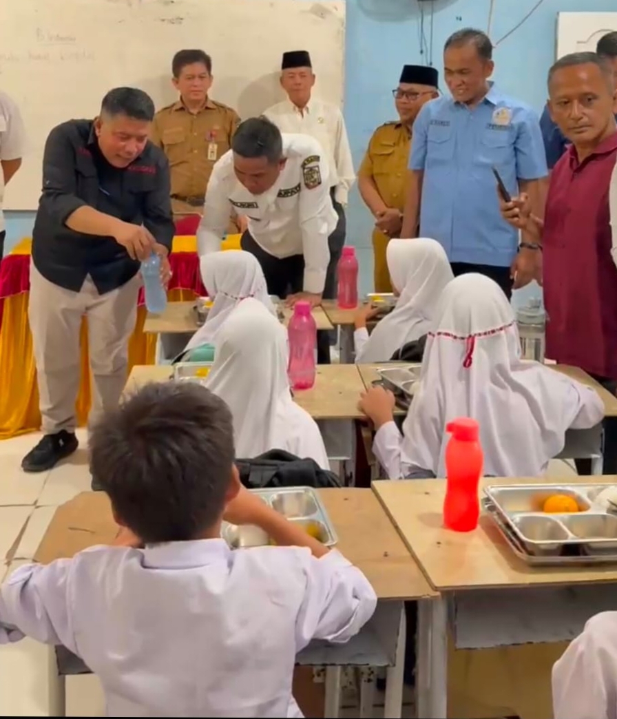 Bupati H Zukri SM Tinjau Peluncuran Hari Pertama Program Makan Bergizi Gratis di SDN 005 Desa Makmur