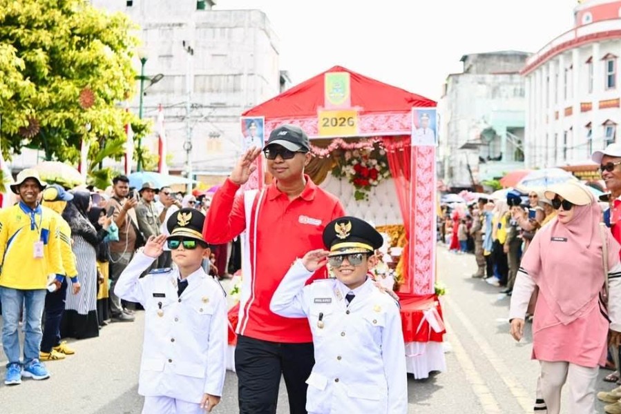 Wabup Rohil Jhony Charles Lepaskan Pawai Karnaval HUT RI Ke-80 Di Bagansiapiapi