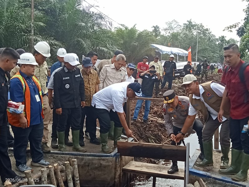 Bupati Zukri Sambut Menteri LH di Pelalawan, Sekat Kanal Jadi Senjata Lawan Kebakaran Gambut