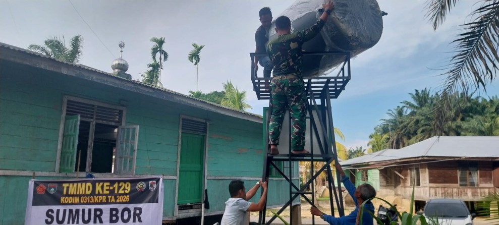Siap Manfaatkan Air Bersih, Pembangunan Sumur Bor TMMD ke-129 Kodim 0313/KPR di Musholla Alfaizin Rampung 100 Persen