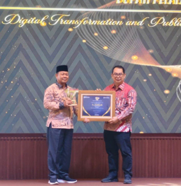 Bupati Pelalawan Terima Penghargaan Tribun Award 2024