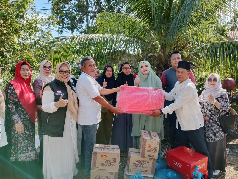 Ketua TP PKK Pelalawan Didampingi Camat dan Lurah Serahkan Bantuan Korban Bencana Angin Puting Beliung