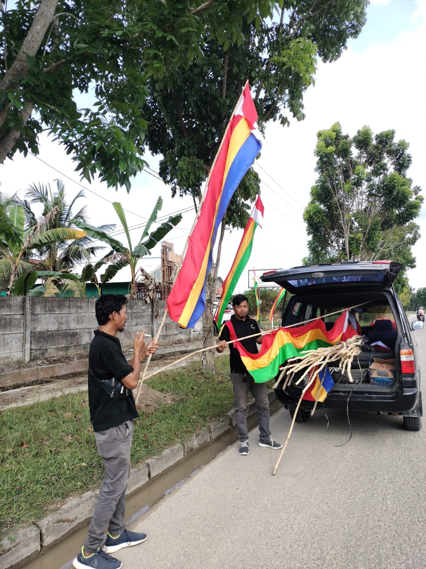 Sambut HUT RI ke 78, Petugas Kesbangpol Pelalawan Pasang Ribuan Bendera dan Umbul-umbul