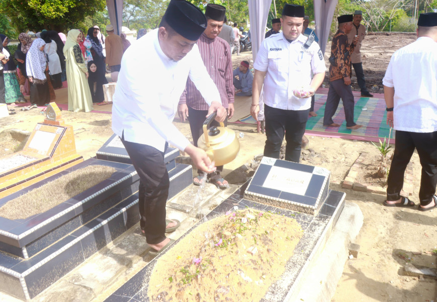 Bupati H. Zukri SE dan Masyarakat Lakuk Ziarah Kubur Dalam Rangka Menyambut Bulan Suci Ramadhan