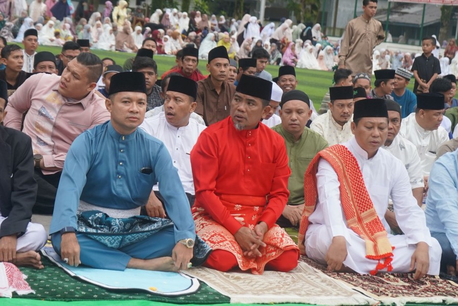 Bupati Zukri dan Wabup Husni Tamrin Sholat Idul Fitri Bersama Masyarakat di Lapangan Mini Soccer Pangkalan Kerinci